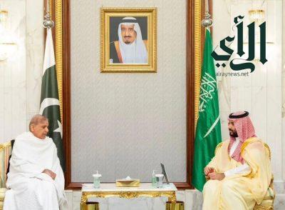 سمو ولي العهد يجتمع مع رئيس الوزراء في جمهورية باكستان الإسلامية