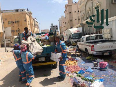 حملة مشتركة تسفر عن رفع ما يقارب الطنين من الخضروات والسلع المختلفة من الباعة الجائلين المخالفين بشرق الدمام