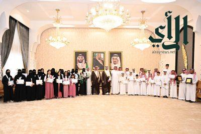 الأمير سعود بن نهار يكرم الطلبة الموهوبين  بتعليم المحافظة