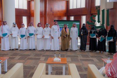 رئيس جامعة الملك خالد المكلف يكرّم الطلبة الحاصلين على مراكز متقدمة في هاكاثون المكتبات
