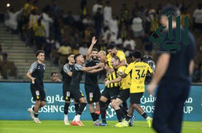 الاتحاد يتغلّب على الفتح بثنائية ويتصدر دوري روشن للمحترفين