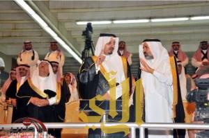 أمير عسير دشن أكبر علم سعودي ونوافير جمالية لساحة البحار