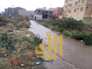 أمطار غزيرة تشهدها محافظة خميس مشيط وقت الإفطار اليوم