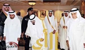 خادم الحرمين يزور الأمير سعود الفيصل في المستشفى