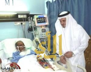 الدكتور الحفظي يعايد المرضى بمستشفى عسير المركزي