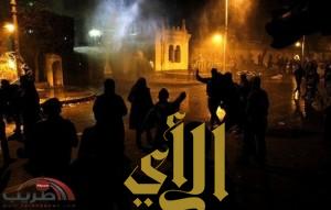محتجون في مصر يحاولون اقتلاع باب قصر الرئاسة
