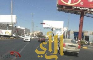 في ظل غياب الرقابة المرورية شاب صغير يتجول بسيارة بدون ابواب بشوارع خميس مشيط