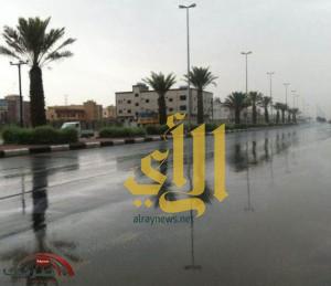 بالصور أمطار خفيفة إلى متوسطة على محافظة خميس مشيط