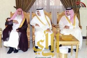 أمير الرياض ونائبه يعايدان العلماء في منازلهم