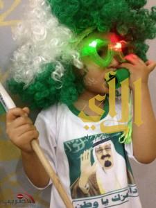 بطريقته الخاصة الطفل “محمد” يحتفل باليوم الوطني