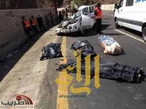 صور .. شاحنة تسحق 4 أشخاص وتصيب 4 آخرين في حادث مروع بعقبة ضلع