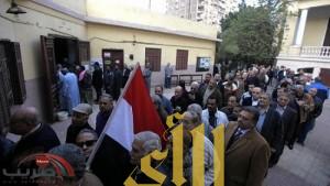 المصريون يستأنفون التصويت على مشروع الدستور