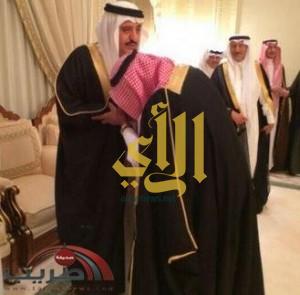 بالصور ..الأمير مقرن يقبل يد أخيه الأمير أحمد خلال مبايعته له ولياً لولي العهد