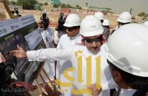 أمير الرياض يتفقد موقع آلات حفر الأنفاق لمسار القطار