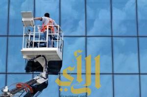 مدني جازان ينقذ عامل نظافة علق بآلة تنظيف زجاج مجمع تجاري