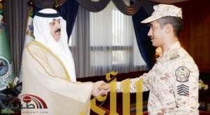 وزير الحرس يكرم السبيعي منقذ العائلة السعودية
