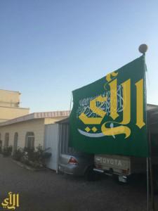 ام مشعل تساند عاصفة الحزم بأكبر علم سعودي من السدو