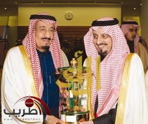 أمير الرياض يتوج الإسطبلين الأبيض والأحمر بكأسي الملك