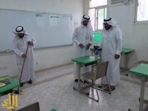 مدير مكتب التعليم ببني عمرو يشارك في نظافة الفصول