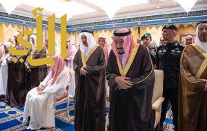 خادم الحرمين الشريفين يؤدي صلاة الميت على “الأمير بندر بن عبدالعزيز