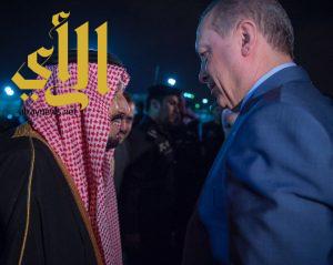 خادم الحرمين يستقبل الرئيس التركي لدى وصوله إلى الرياض