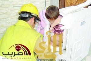 مدني تبوك يحرر طفلة علقت داخل “نشافة ملابس”