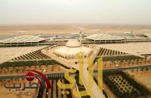 مطار الملك عبد العزيز.. الجلوس على الأرض والانتظار بالساعات