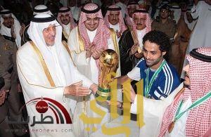 خالد الفيصل يتوج الهلال بكأس ولي العهد