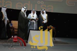 عميد الكلية التقنية بابها يتسلم جائزة ابها في الفرع الرابع ( لتقنية المعلومات )‎