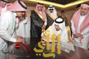 الأمير فيصل بن خالد يسجّل اسمه في قيد الناخبين