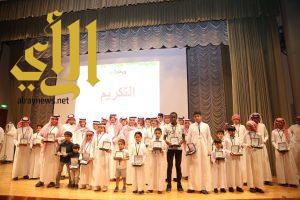 مدير عام تعليم الرياض يكرم 400 من أبناء الشهداء ومنسوبي التعليم المتوفين