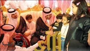 الأمير محمد بن نايف يحتضن أبناء الشهيد الحارثي سموه يطمئن على صحة الرقيب الأكلبي