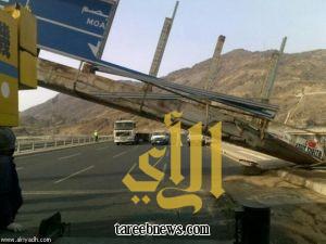 ارتطام شاحنة بلوحة إرشادية يغلق طريق مكة – الطائف لأكثر من 5 ساعات