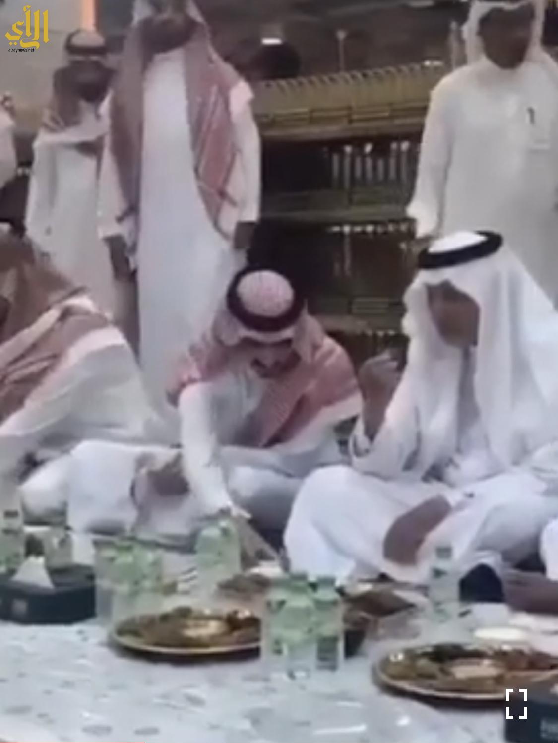 شاهد فيديو لأدب الأمير بدر بن سلطان وهو يقدم القهوة للأمير خالد الفيصل جريدة الرأي الإلكترونية.