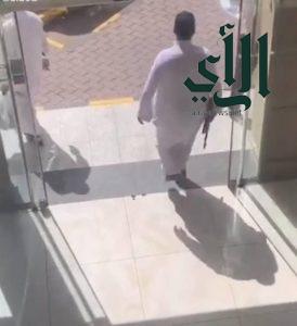 دوريات أمن الرياض تقبض على شخص حمَل سلاح رشّاش داخل مطعم