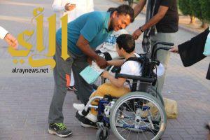 عدد من ذوي الاحتياجات الخاصة يبادرون بتوزيع إفطار صائم في الرياض