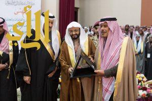 ‎أمير الباحة يمنح الأمير مشاري بن سعود جائزة الباحة للإبداع والتفوق