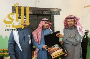 مدير عام المهرجان الوطني للتراث والثقافة سعود الرومي يشيد ببيت الباحة