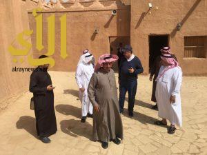 أعضاء الجمعية الجغرافية السعودية يزورون قصر الملك عبدالعزيز التاريخي بوادي الدواسر