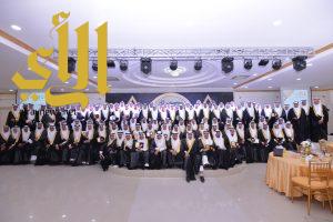بالصور .. 114 طالباً يتألقون في حفل تخرجهم بحي الملك فهد بالهفوف