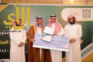 مدير جامعة الملك خالد يكرم الفائزين بجوائز المبادرات الطلابية