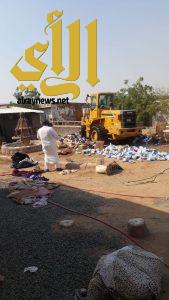 بلدية جنوب جدة تُتلف عددًا من العبوات المقلدة لمواد تنظيف