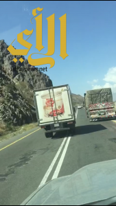 مواطن يوثق تهور قائد شاحنة صغيرة في عقبة شعار