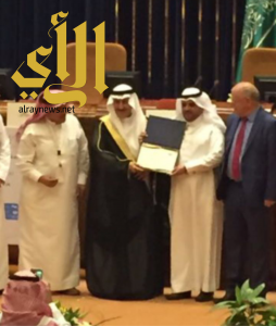 مكتبة أبها العامة تحصل على جائزة “أفضل مكتبة عامة”  بمؤتمر جمعية المكتبات السعودية