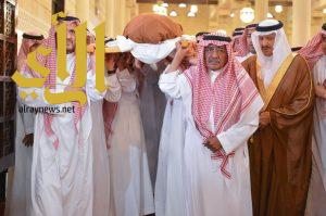 عدد من الأمراء والمسؤولين يؤدون صلاة الميت على الأمير منصور ومرافقيه