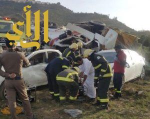 وفاة شخصين واصابة اربعة اخرين في حادث شاحنة أعلاف الباحة