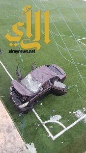 سقوط سيارة بملعب لكرة القدم في الباحة
