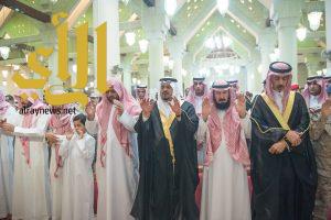 أمير الرياض بالنيابة ينقل تعازي القيادة لأسرة الشهيد العنزي