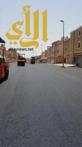 بلدية محافظة الجبيل تجري صيانة بشوارع الأحياء وتسوية الاراضي