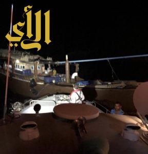 حرس الحدود يساعد قارباً كويتياً تعطل في عرض البحر وعلى متنه شخصين